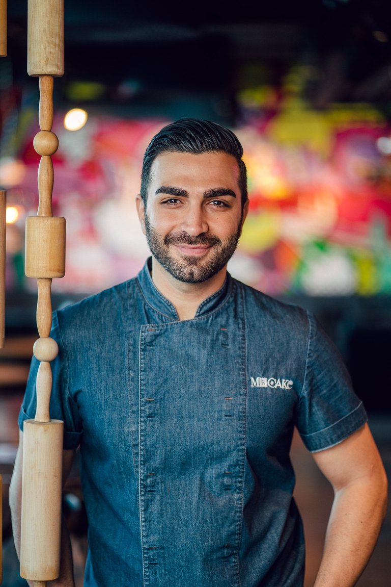 Den svenska konditorn, författaren och tv-personligheten Roy Fares. Roy står i sitt bageri Mr. Cake, i Stockholm.