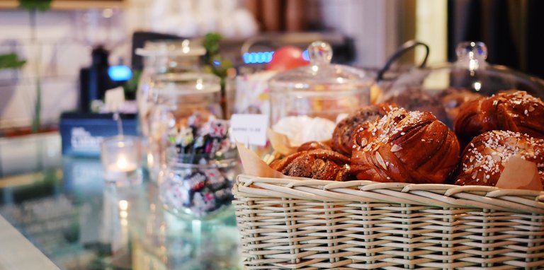 Fika i Stockholm. En korg med kanelbullar.