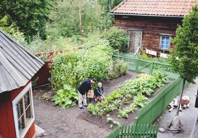 Familj i boktryckarbostadens trädgård (1).jpg