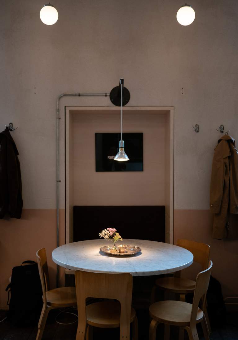 Kafeer i Stockholm. En lampa hänger över ett bord på det centralt belägna Gast.