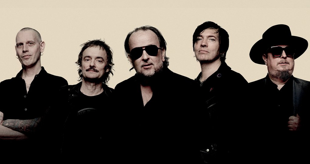 De fem medlemmarna i Gluecifer, alla klädda i svart.