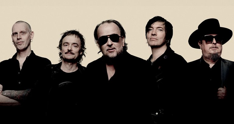 De fem medlemmarna i Gluecifer, alla klädda i svart.