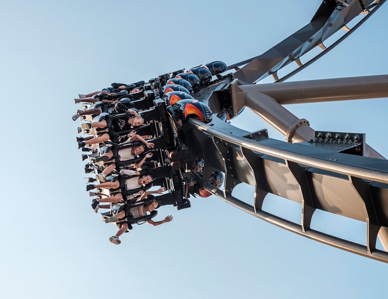 Attraktioner i Stockholm. Människor åker ber-och-dalbanan Monster på Gröna Lund i Stockholm.