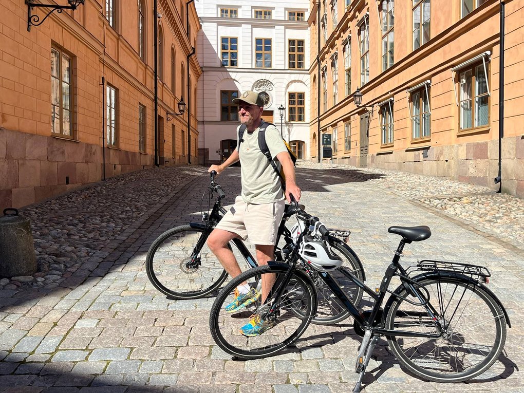 person med två cyklar