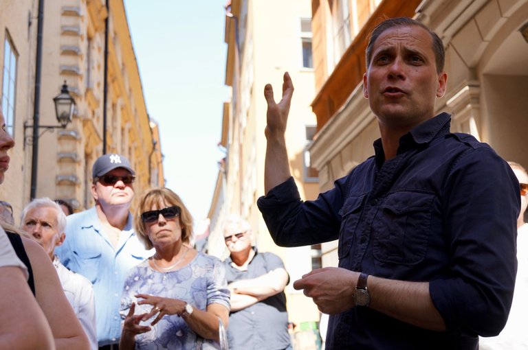 Guided tour in Swedish.