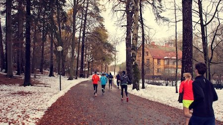 folk som springer i hagaparken på vintern