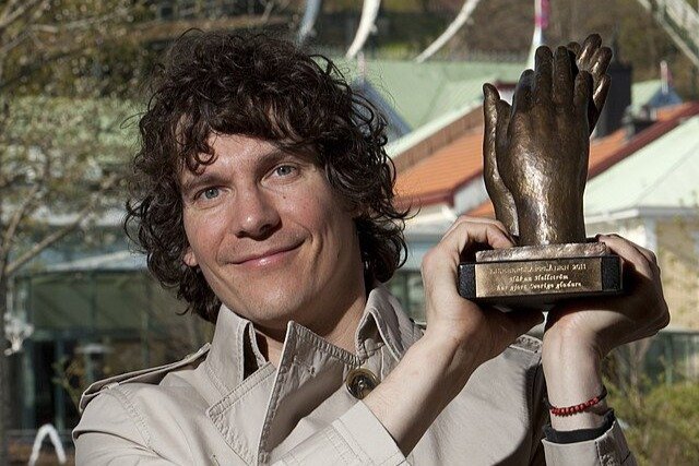 Håkan Hellström lyfter en pokal