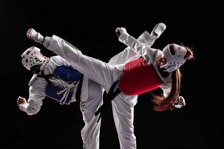 Två personer som tävlar i Taekwondo mästerskap.
