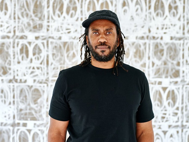 Ett foto av Rashid Johnson.
