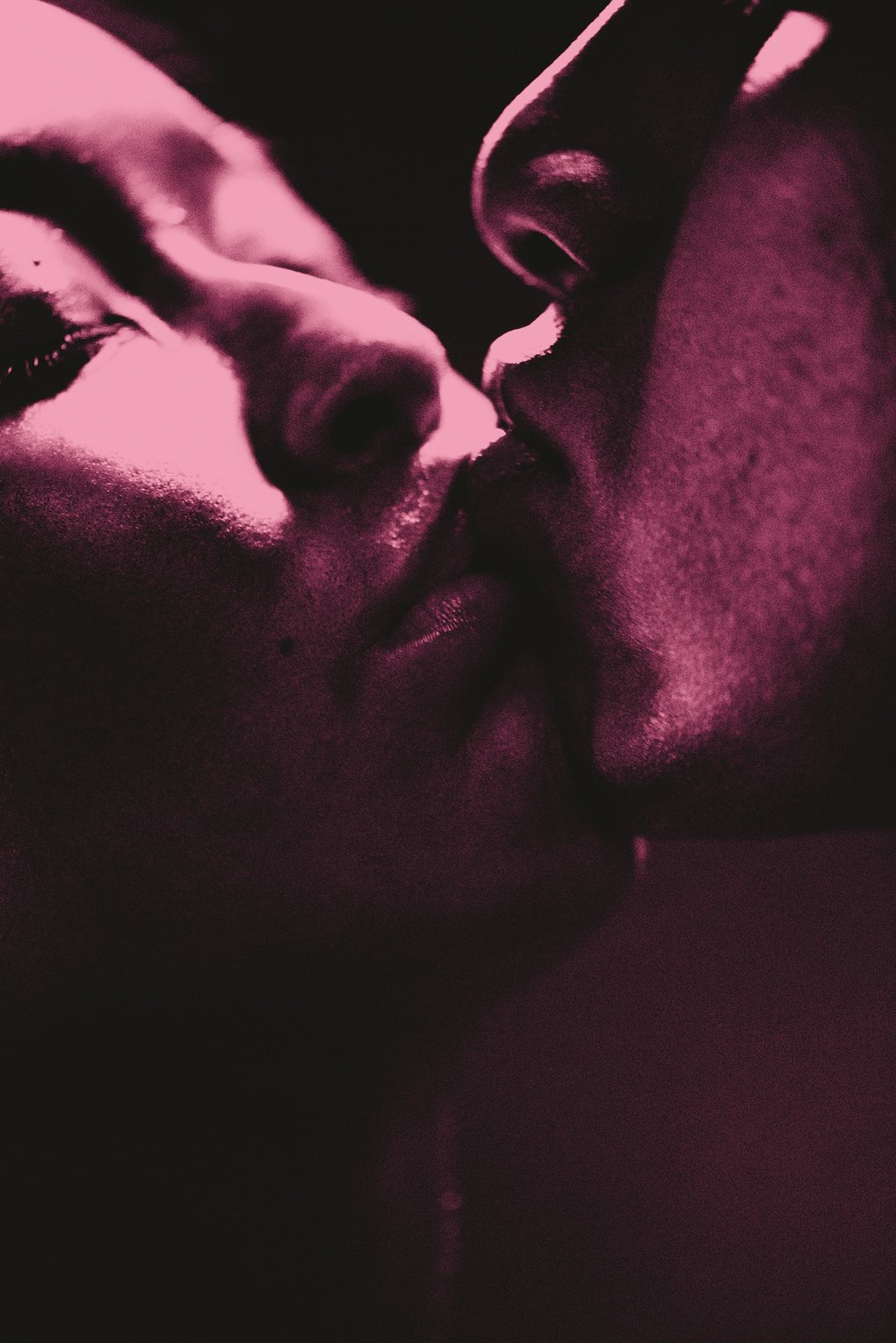 Julia och Romeo kysser varandra.