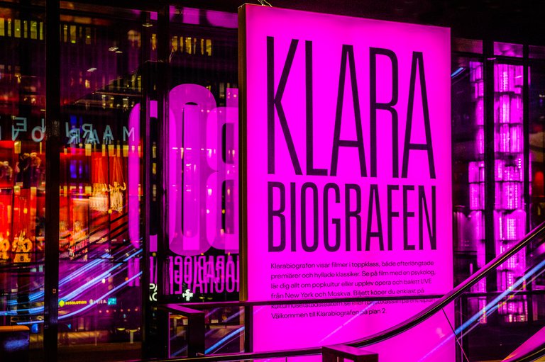 Texten Klarabiografen på flerfärgad bakgrund