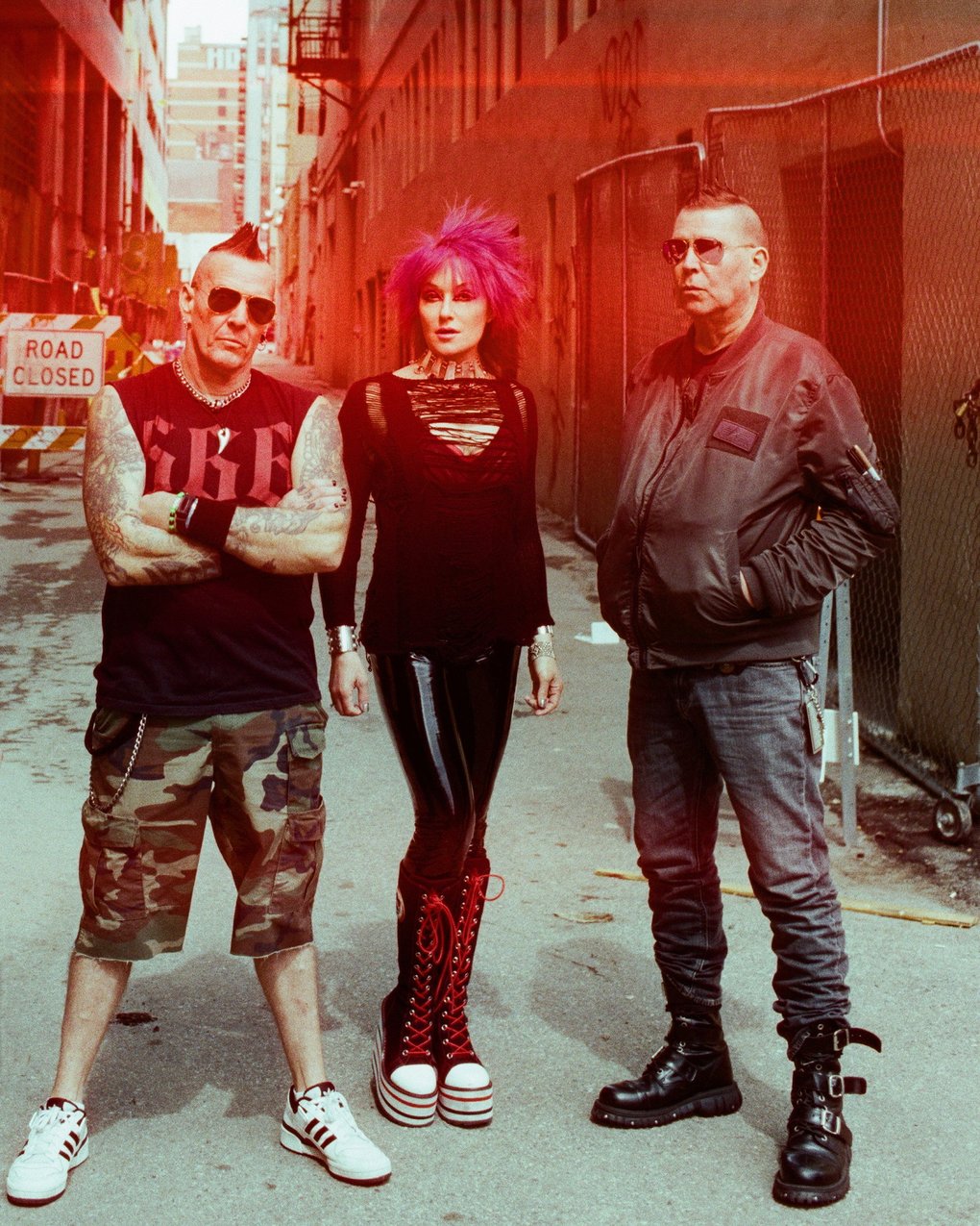 Medlemmarna i KMFDM står i en förfallen gränd.