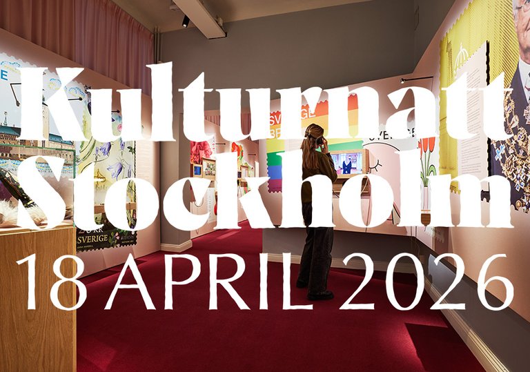 Museiinteriör med färgglada utställningar och besökare under Kulturnatten på Postmuseum, Stockholm