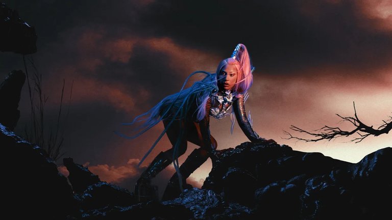 Lady Gaga i ett dramatiskt landskap.