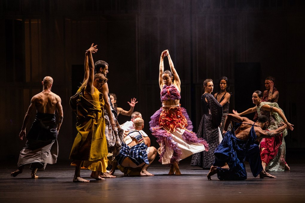 Dansare på scen i föreställningen LOVETRAIN2020.