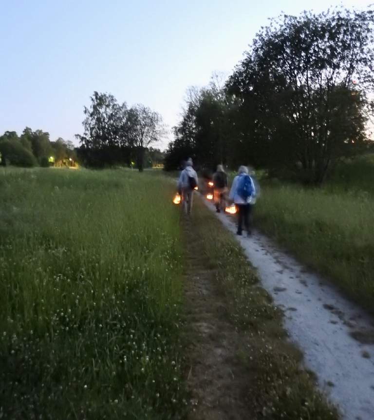 lyktor sommarkväll kaknäs ängar.jpg