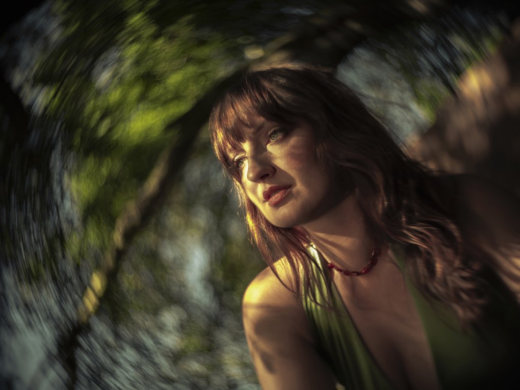 En kvinna i ett suddigt drömlandskap.