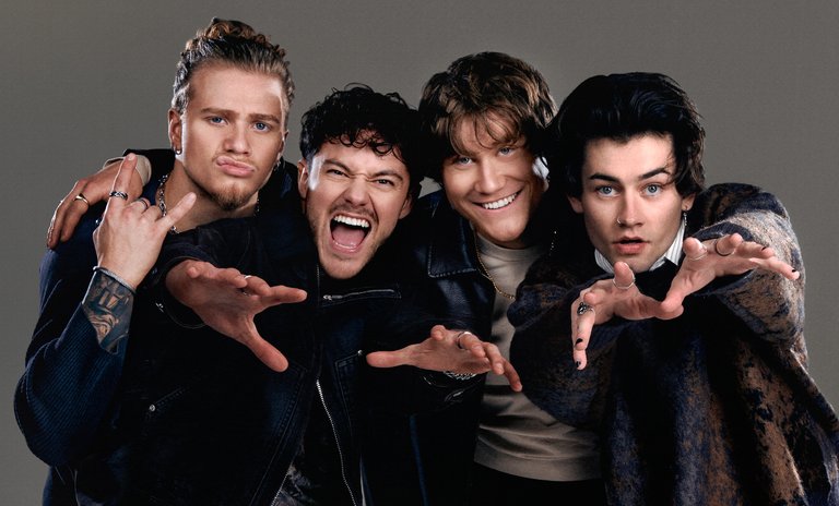 De fyra medlemmarna i Midnight Til Morning med uppspelta miner.