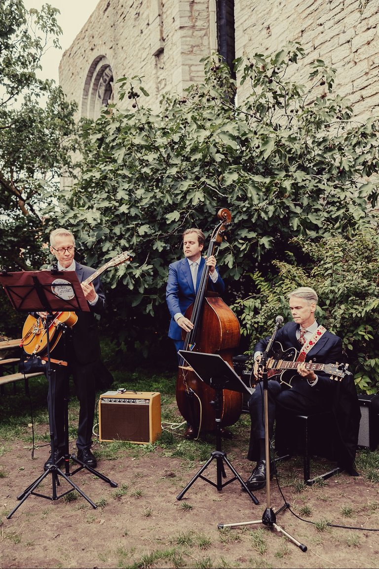 MOONBEAM SERENADERS jazz trio at Bistro Eker!
