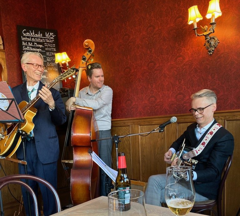 MOONBEAM SERENADERS jazz trio at Bistro Eker!