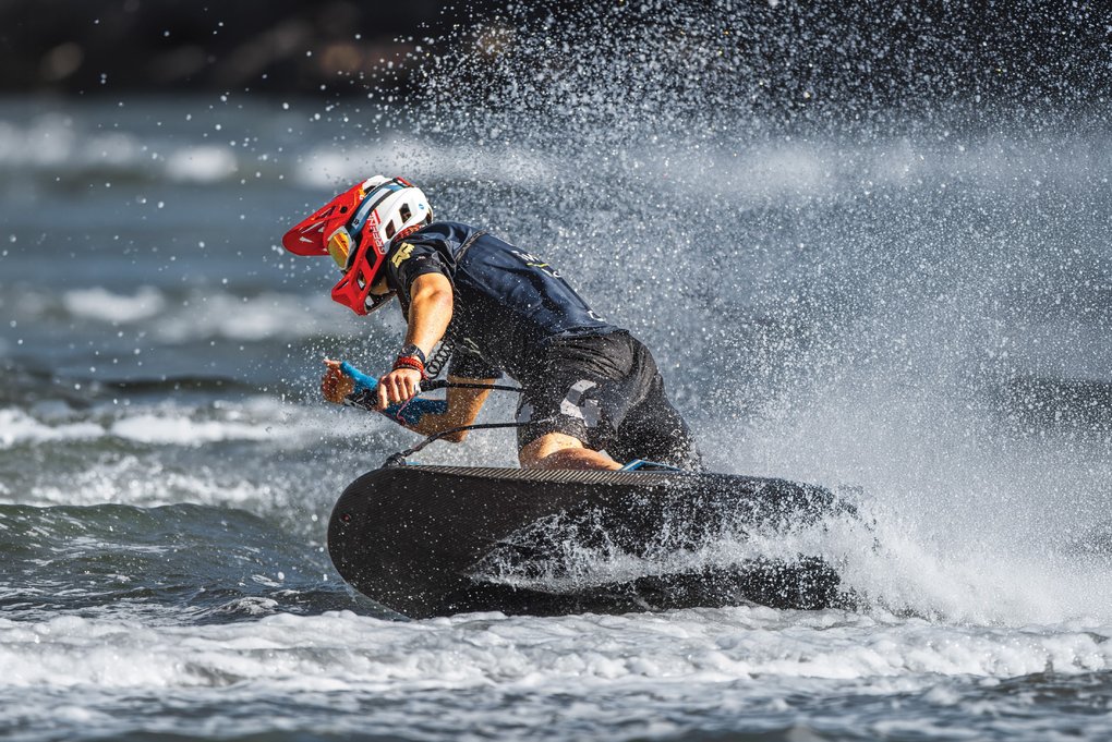 En MotoSurf-förare tävlar i hög hastighet på vattnet under MotoSurf World Championship i Stockholm