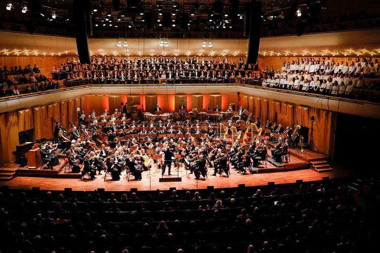 En orkester på en scen.