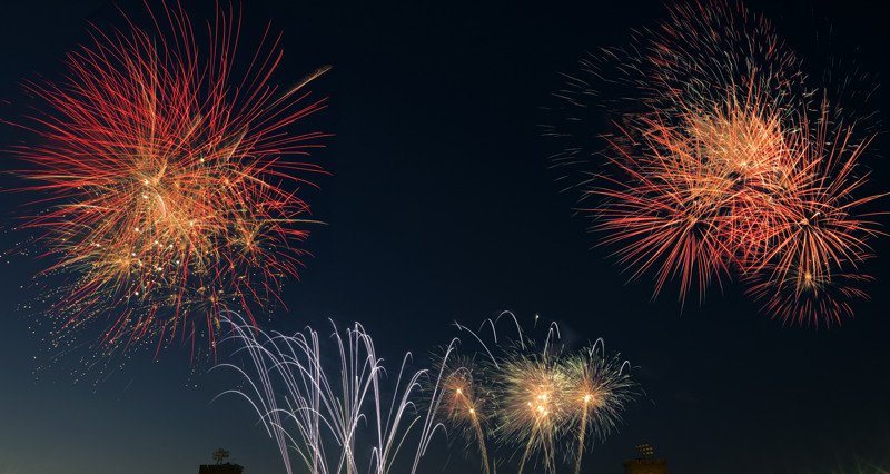 Diverse fyrverkerier lyser upp himlen.