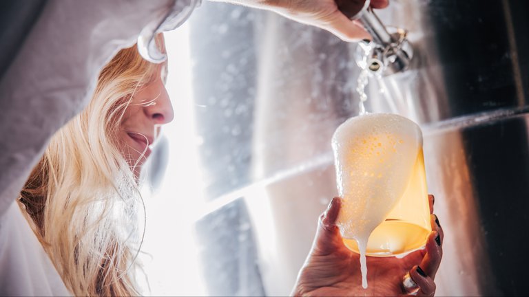 Hedda Spendrup häller upp öl på OMAKA bryggeri i Stockholm