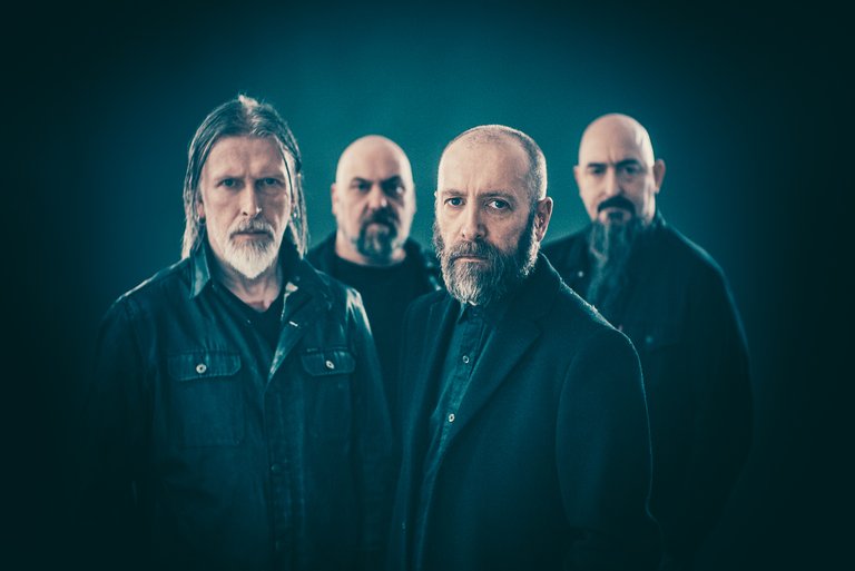 De fyra medlemmarna i Paradise Lost, iklädda svarta jackor.