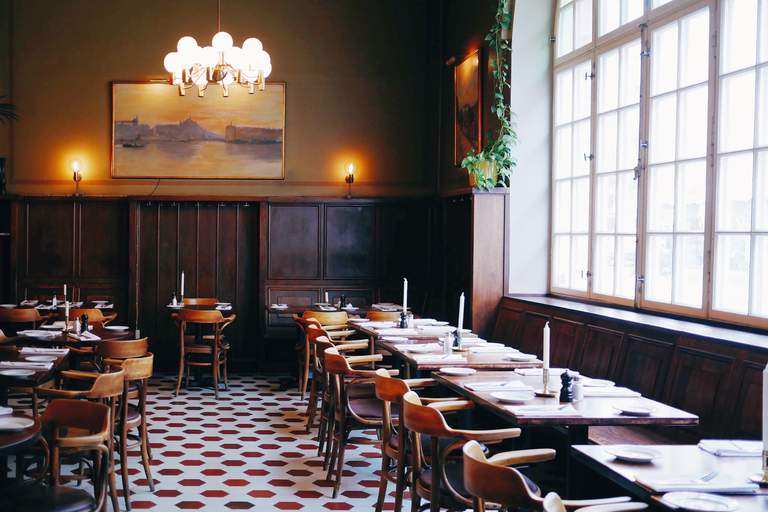 Restauranger i Stockholm. Pelika på södermalm, en klassisk krog och bar, känd för sin välbevarade interiör från tidig 1900-tal.