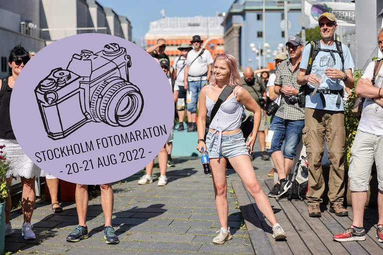 En grupp människor med kameror och information om evenemanget.