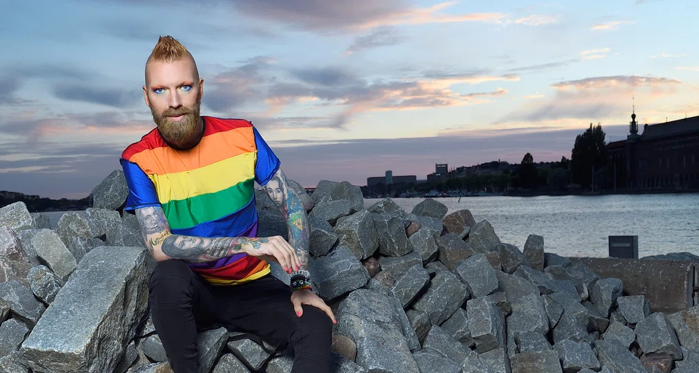 Chiroyli mayo kiygan yalangoch qizlar