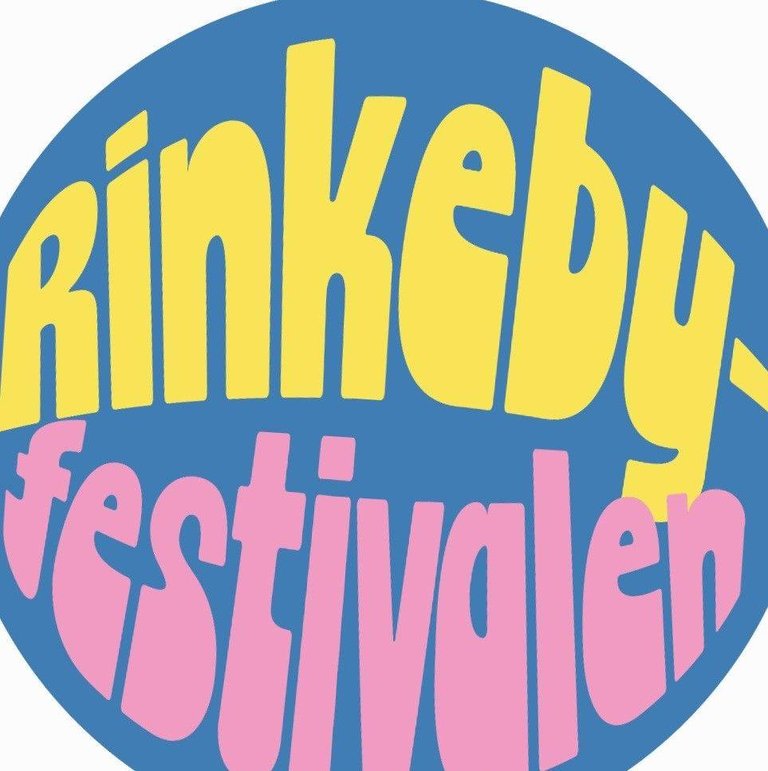 Namnet Rinkebyfestivalen, skrivet med tjocka rosa och gula bokstäver