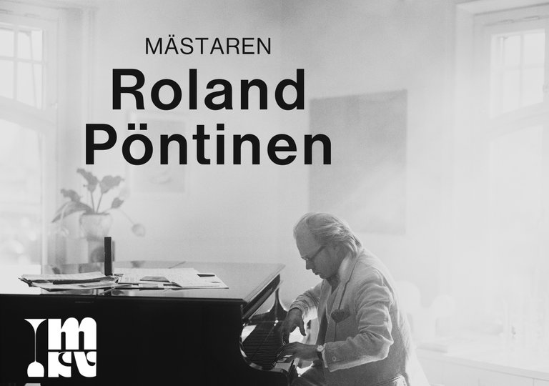 En musiker som spelar flygel.