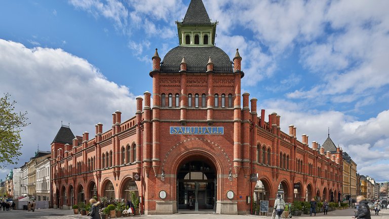 Sevärdheter i Stockholm. Östermalms Saluhall, en klassisk inomhusmarknad i den centrala stadsdelen Östermalm.