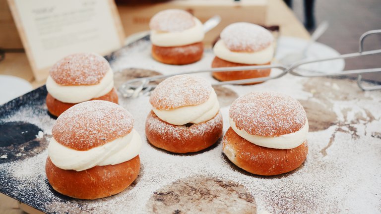 Svensk mat. En plåt med semlor på Rosendals café i Stockholm.