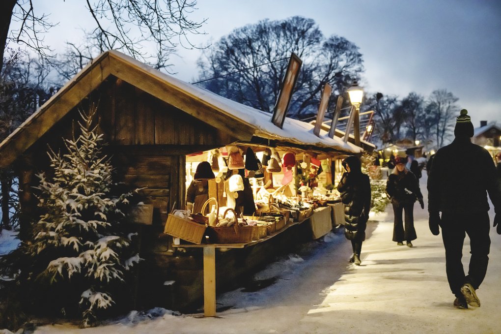 Besökare vid bodarna på Skansens julmarknad.
