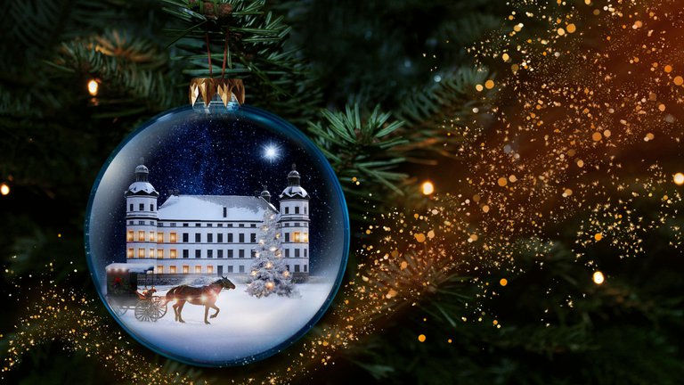 ett fotomontage med en hästdragen vagn framför ett snöigt Skoklosters Slott. Bilden syns inuti en stor julkula.