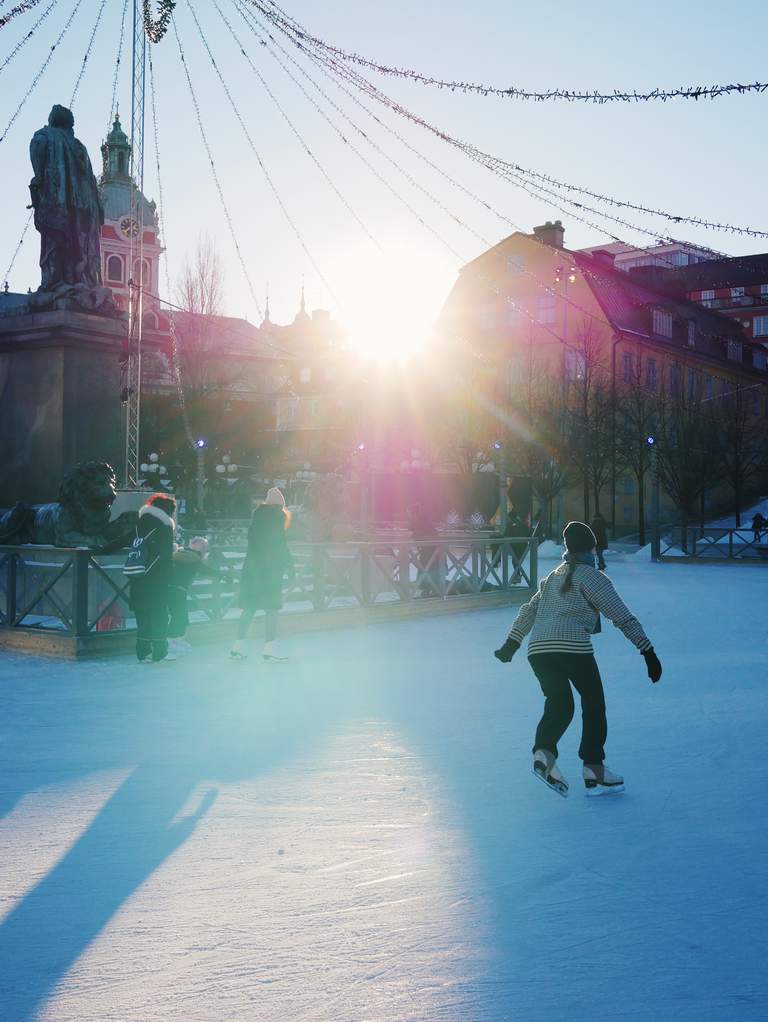 Skridskoåkare en solig vinterdag i Kungsträdgården
