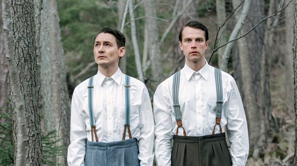 Två män i en skog.