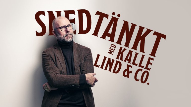 Bild på Kalle Lind. Texten "Snedtänkt med Kalle Lind och Co" på väggen bakom honom.