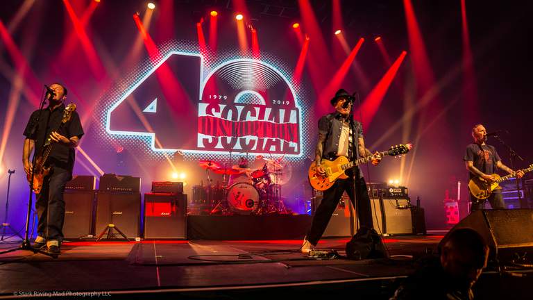 Bandet Social Distortion som spelar på en scen.