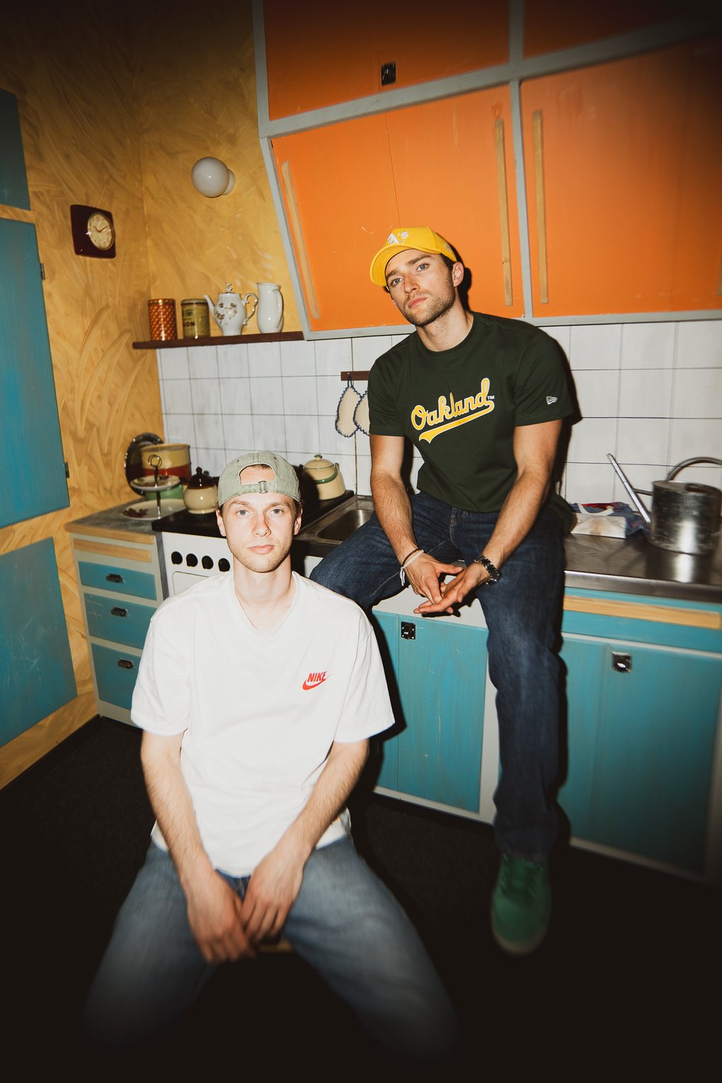 Två norska män i ett 50-talskök.