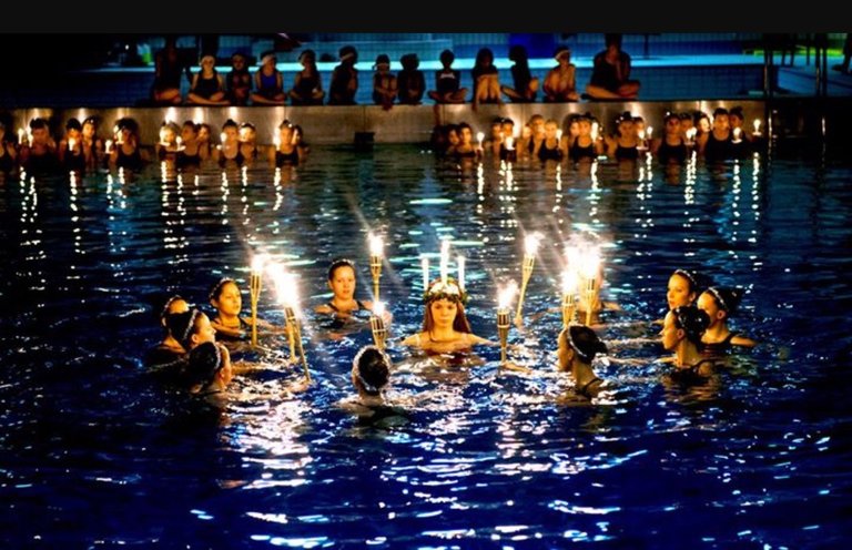 Spectacular Lucia parade in water
