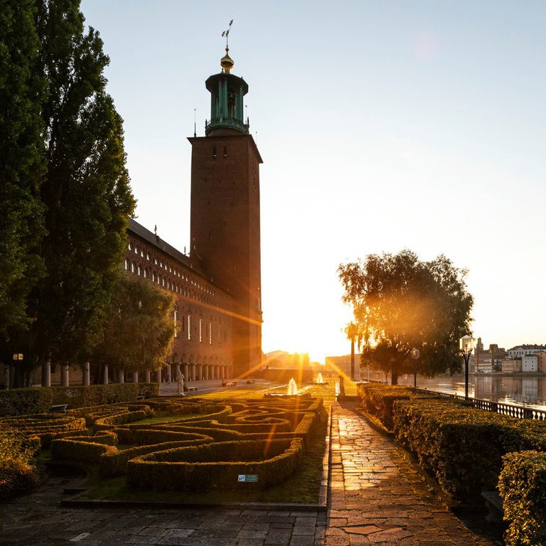 Sevärdheter i Stockholm. Soluppgång vid Stadshuset på Kungsholmen.