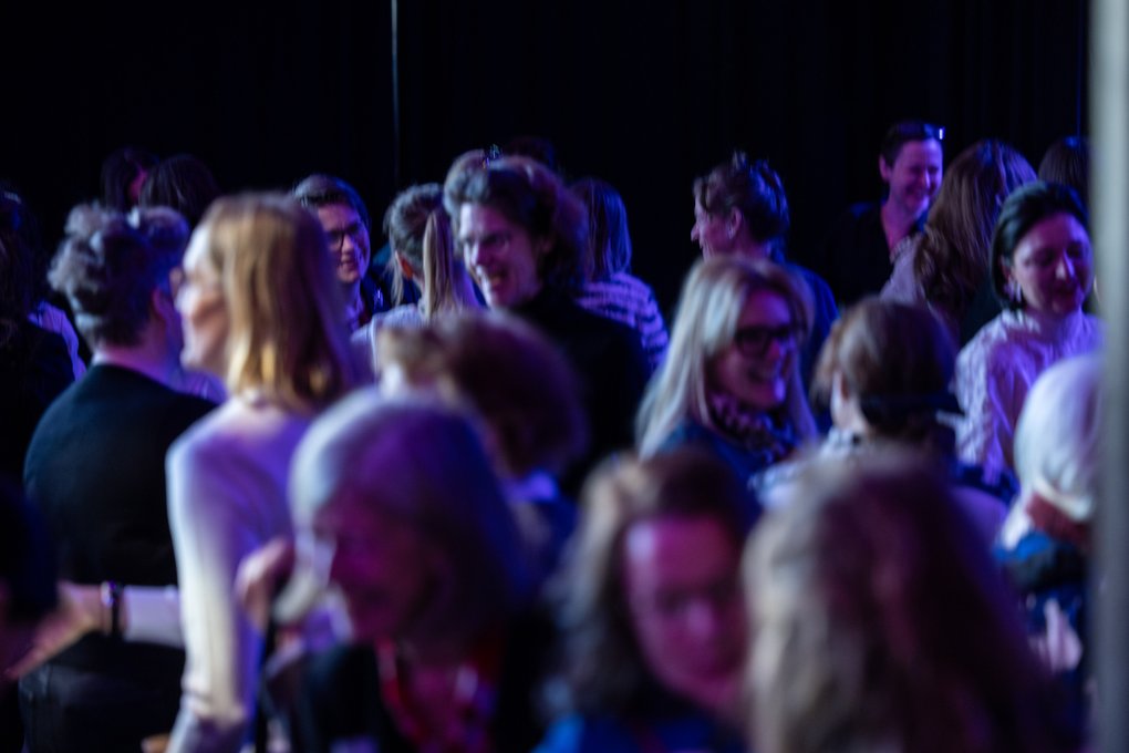 En folksamling bestående av yrkespersoner.