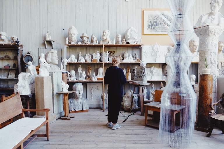 Museer i Stockholm. En kvinna tittar på skulpturer i Carl Eldhs ateljémuseum.