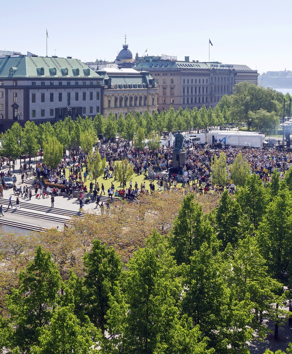 En bild av ett välbesökt event i Kungsträdgården tagen uppifrån.
