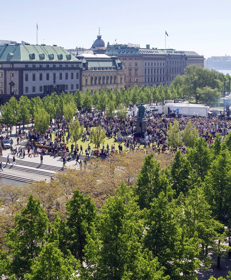 En bild av ett välbesökt event i Kungsträdgården tagen uppifrån.
