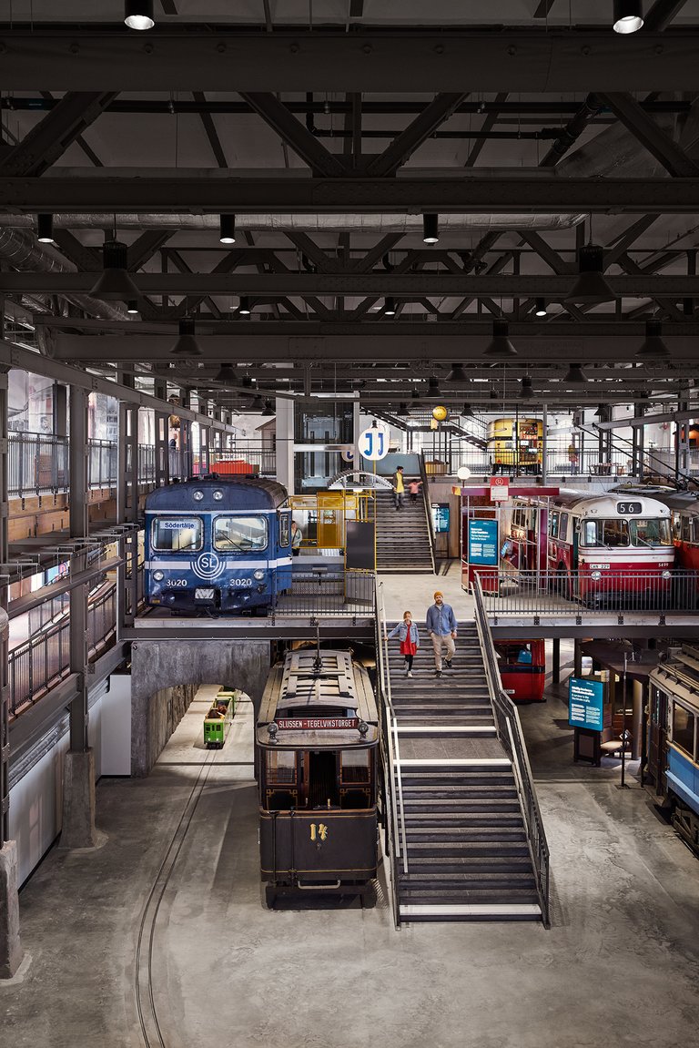 Spårvägsmuseet - en hangar på tre våningar med diverse spårvagnar och bussar av modell äldre.